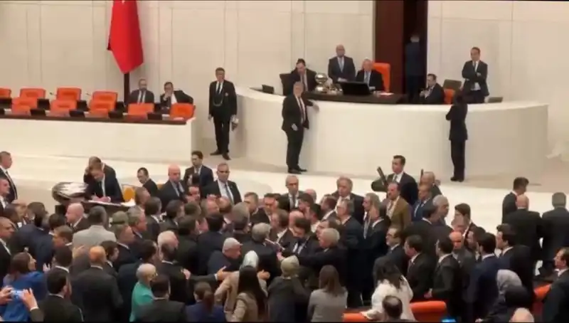 Mecliste Kavga: Emekli İkramiyesi Tartışması Alevlendirdi