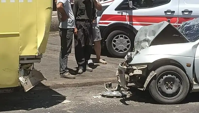 Otobüs ile Otomobil Çarpıştı: Şehirde Panik Yaratan Kaza