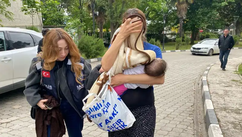 Evlerden Hırsızlık Yapan Kadın, Güvenlik Kameralarının İfşasıyla Yakalandı