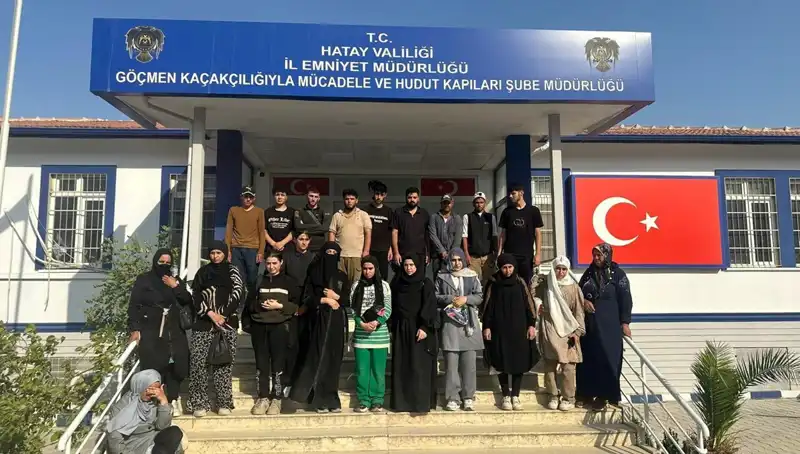 Yasadışı Göçmen Taşımacılığında Son Dönem İstatistikleri Şaşırtıyor: 24 Göçmen Minibüste Yakalandı