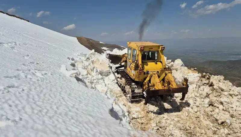 Nisan Ayında 2 Metreyi Aşan Kar, Yol Açma Çalışmalarını Zorlaştırdı!