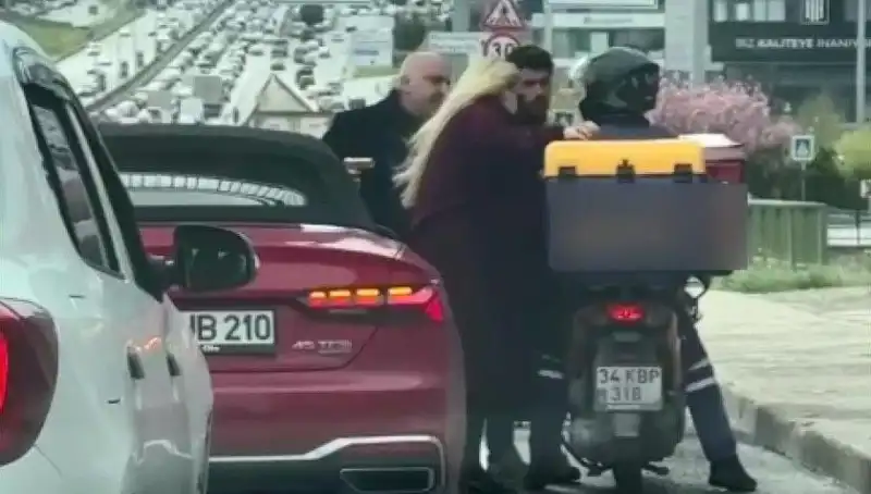 D-100 Karayolu'nda Motokurye Tartışması Sırasındaki Silahlı Tehdit: Güvenlik Tehlikesi
