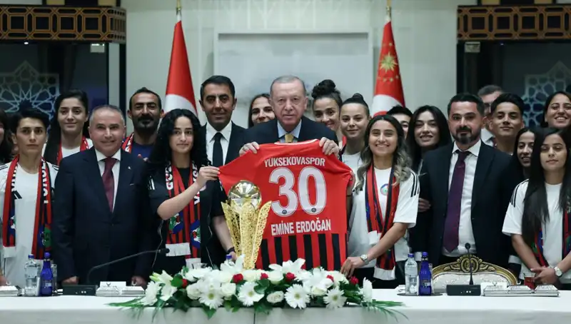 Cumhurbaşkanı Erdoğan, Yüksekovaspor Kadın Futbol Takımı ile Buluştu: Başarıları Kutlandı