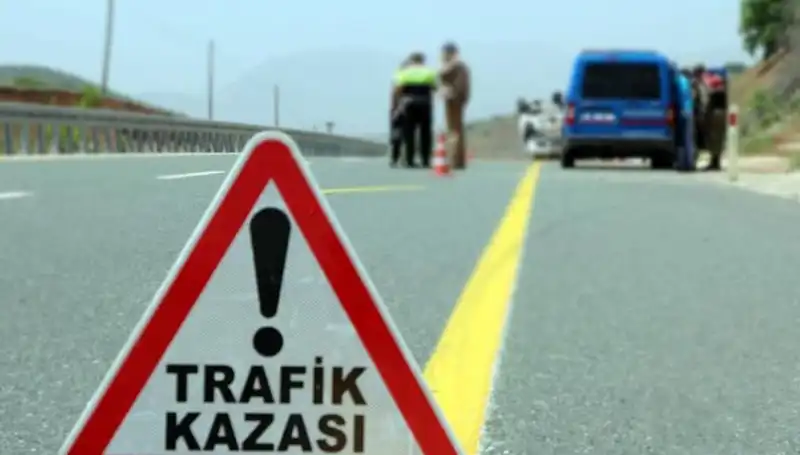 Otomobil ve Hafif Ticari Araç Çarpıştı: 6 Kişi Hayatını Kaybetti