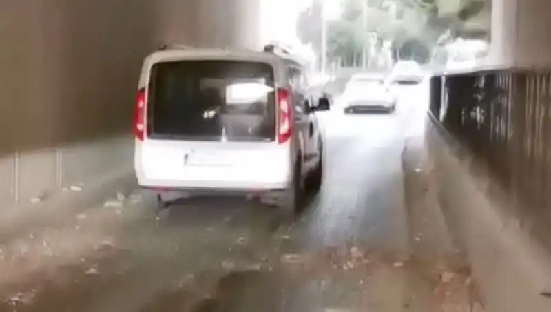 Trafikte Dehşet Anları: Beton Parçaları Araçların Üzerine Düşünce Neler Oldu?