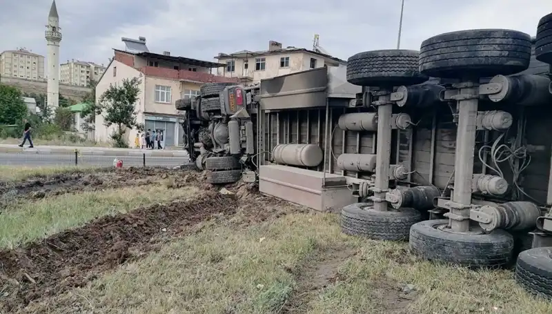 Erzurum’da Freni Boşalan TIR Korku Dolu Anlar Yaşattı