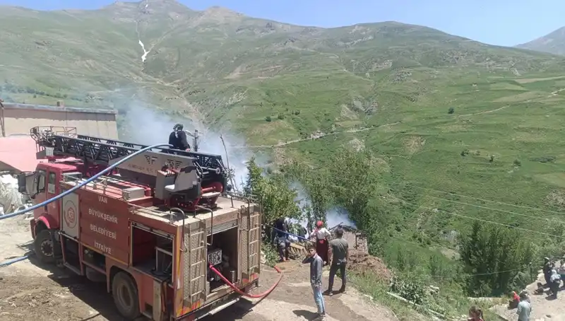 Van'da Yangın Faciası: Bir Çocuk Hayatını Kaybetti