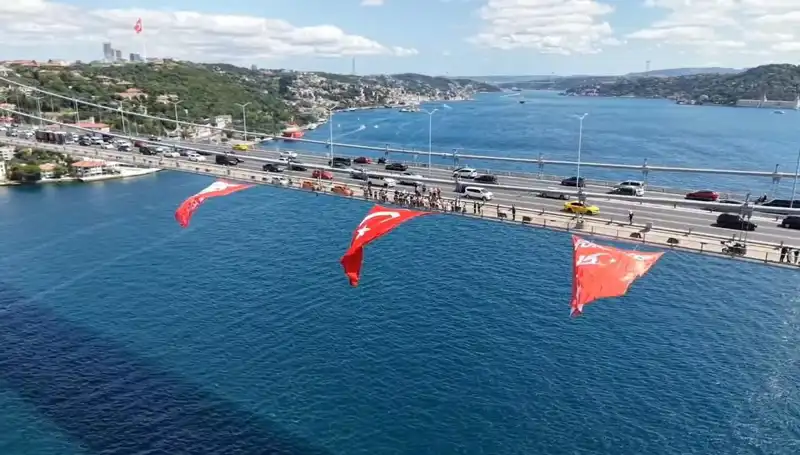 Büyük Türk Bayrağı, Tarihi Köprüde Gururla Dalgalanıyor!