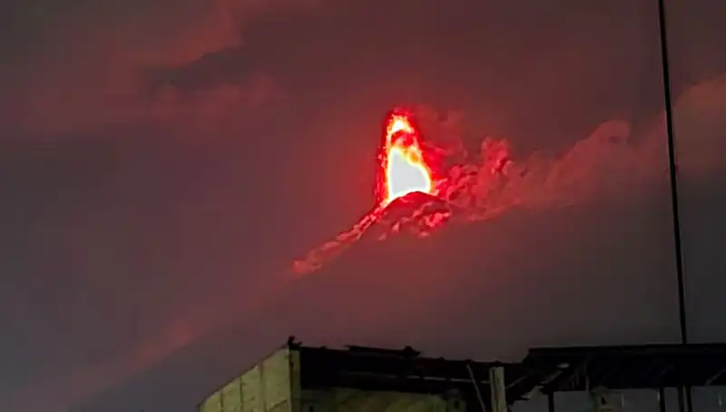 Fuego Yanardağı'nda Patlama: 30 Bin Kişilik Tahliye Hazırlığı Yapılıyor