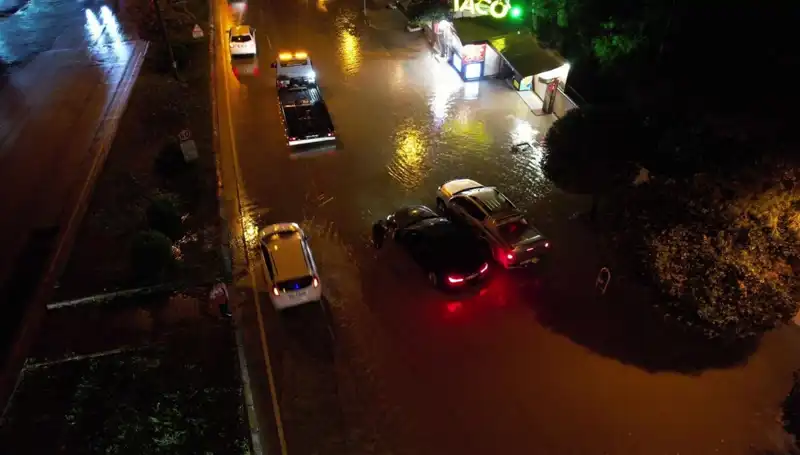 Adana’da Sağanak Yağış: Caddeleri Sular Bastı, Hayat Durma Noktasına Geldi