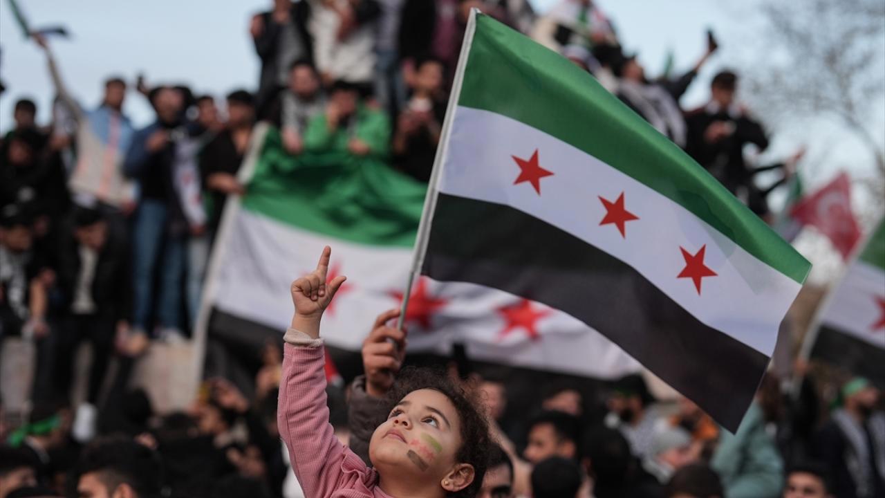 Suriye Bayrağının Yeni Tasarımı Kamuoyunda Tartışma Yarattı