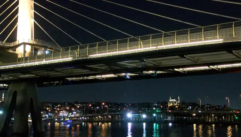 İstanbul'da Metro Köprüsünden Denize Düşen Kişi İçin Arama Çalışmaları Başladı