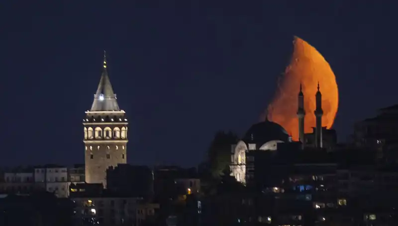 İstanbul'da Yarım Ay: Tarihi Güzellikler ve Eşsiz Manzaralar