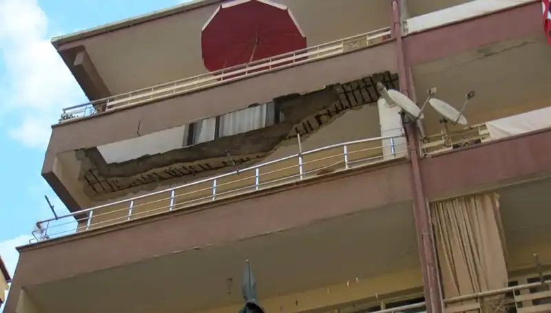 Güngören'de Neler Oluyor? Beş Katlı Binanın Balkonu Çöktü!