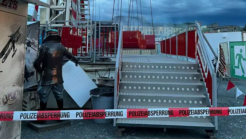 Dönen Salıncak Reklam Direklerine Çarptı: Facia Eşiğinde Korku Dolu Anlar