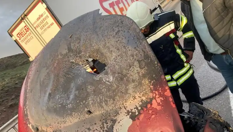 Seyir Halindeki Otomobil Alev Alev Yandı: Yolcular Son Anda Kurtuldu