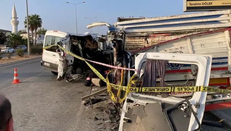Mersin'de Tatil Yolunda Feci Kaza: Hayatını Kaybedenler ve Yaralılar