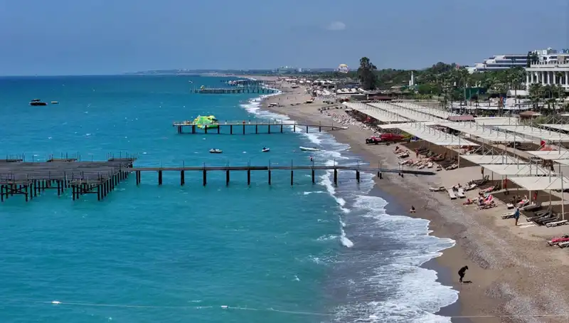 Antalya Sahillerinde Güneşli Hava: Tatilcilerin Gözdesi Olmaya Devam Ediyor