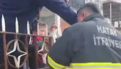 Hatay'da Feci Olay: Çocuğun Koluna Demir Korkuluk Sıçradı