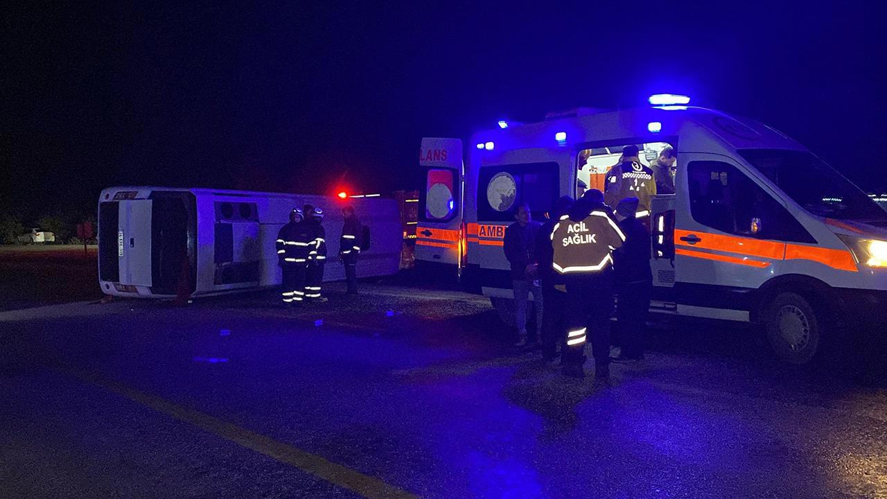 Cenazeye katılanları taşıyan midibüs devrildi: 1 kişi hayatını kaybetti