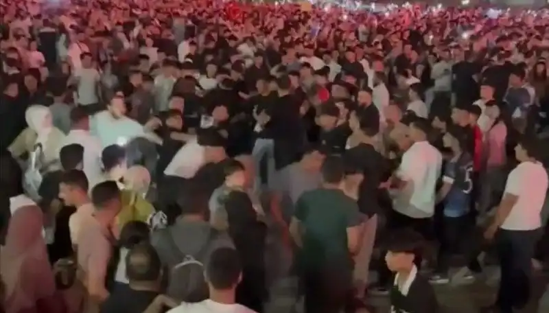 Konserde Bıçaklı Kavga: Gözler Dehşet Verici Olayda Üç Yaralının Üzerinde