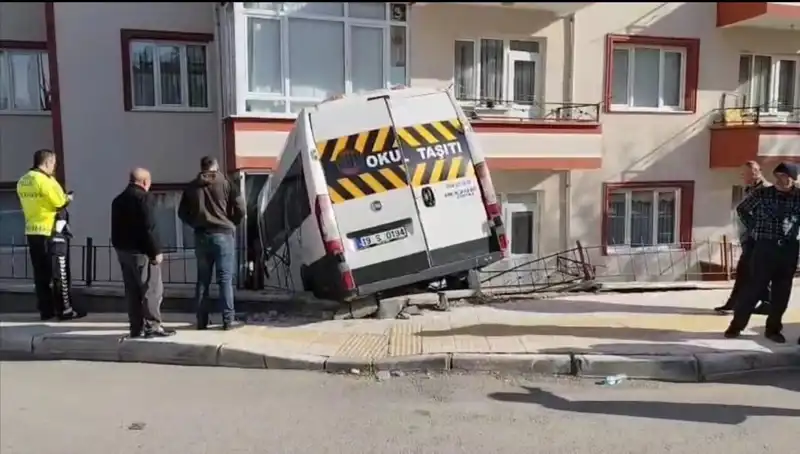 Okul Servisi Kaza Yaptı: İki Öğrenci Hastaneye Kaldırıldı