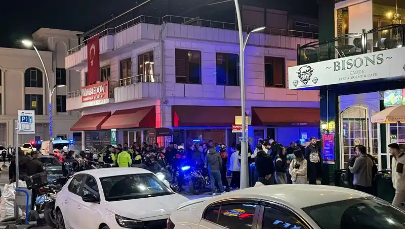 Kafenin Önünde Gerilim: Havaya Ateş Açan Şahıs, Sahibi Bıçakladı!