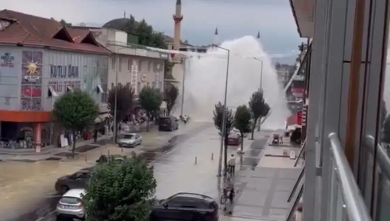 İçme Suyu Borusu Patladı, Şehirde Kahkahalar ve Şaşkınlık Yaratan Anlar Yaşandı