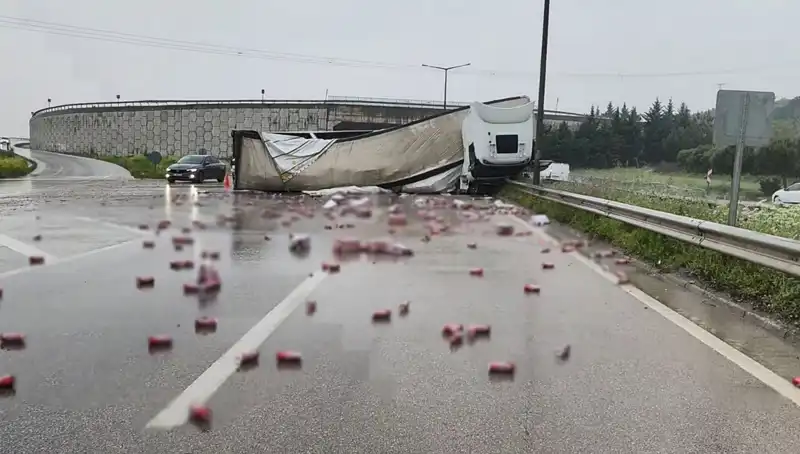 Yolda Devrilen TIR Sebebiyle İçkiler Saçıldı, Trafik Kilitlendi!