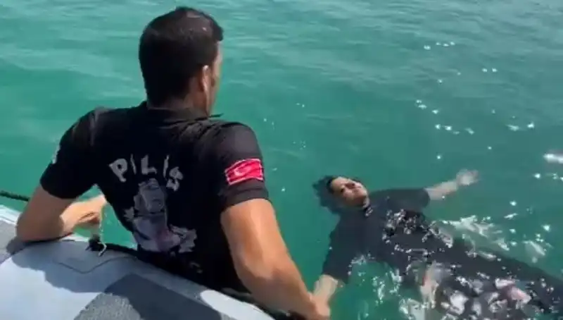 Baraj Gölüne Düşen Kadını Korkusuz Gemi Adamları Kurtardı
