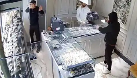 Bursa'da Kuyumcuya Soygun Girişimi: O Anlar Kameralara Yansıdı