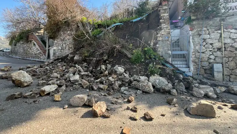 İstinat Duvarı Yol Üzerine Çökerek Kazaya Neden Oldu