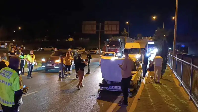 Otoyolda Kuralsız Geri Dönüş Yapan Araç Kazası: İki Çocuk ve Dört Yaralı