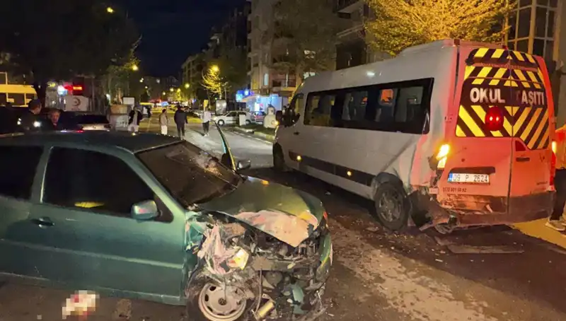 Otomobil Servis Minibüsüne Çarptı: 6 Kişi Yaralandı, Kaza Anı Şok Etti!