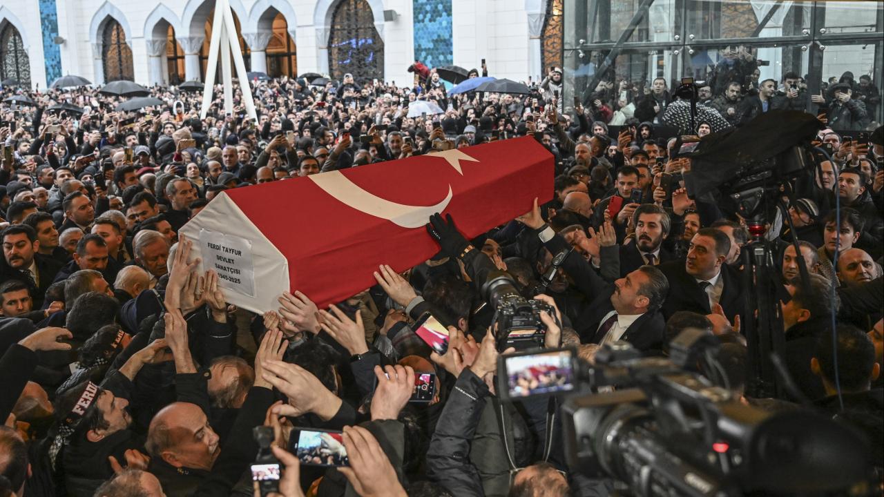Ünlü sanatçı Ferdi Tayfur gözyaşları arasında son yolculuğuna uğurlandı
