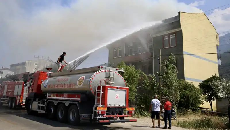 İStanbul'da Çatı Katında Yangın: Korku Dolu Anlar Yaşandı