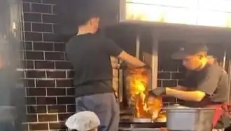 Pişmiş Tavuk Dönerin Üzerine Çiğ Et Koydu: Sağlık Takibi Başlatıldı