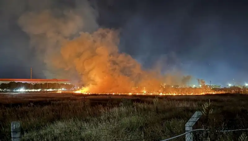 İzmir'de Gece Yarısı Alevlere Teslim Olan Bina: Yangın Paniği Yaşandı