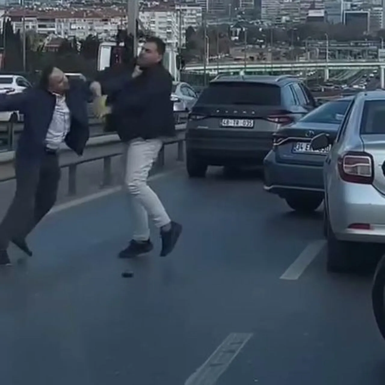Trafikte Gerilim Tırmandı: İki Sürücü Birbirine Saldırdı