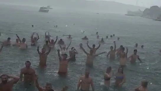 İstanbul'da Yağmura Rağmen Denize Giren Cesur Bebek Sakinleri
