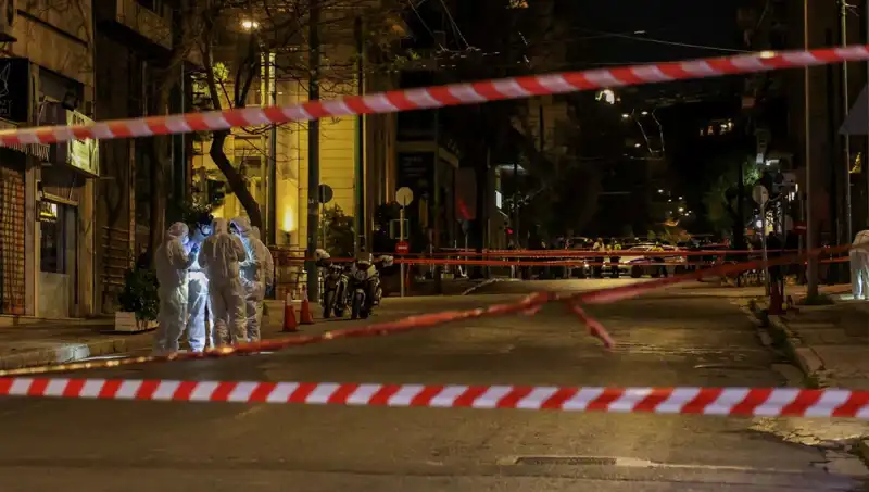 Atina'da Şüpheli Çantanın Patlaması: Olay Yerinde Gelişmeler