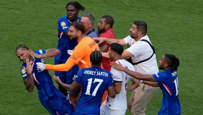 Dev Finalde Şok Olacak Anlar: Teknik Direktör ve Futbolcu Arasında Yumruklar Havada Uçuştu!