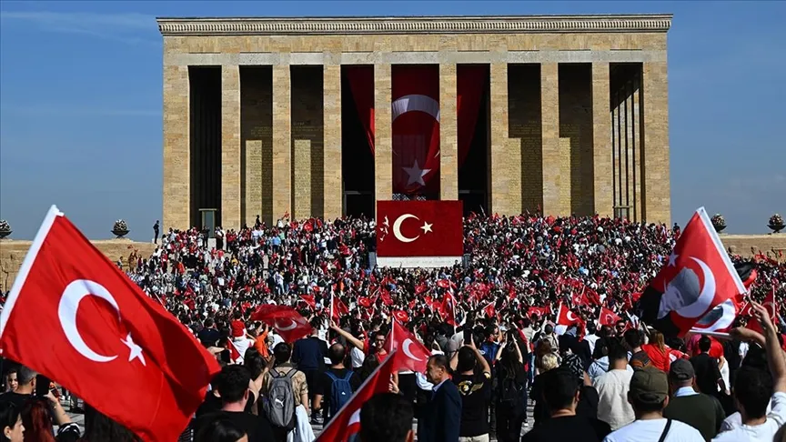 Cumhuriyet’in 101. Yılı Coşkuyla Kutlanıyor: Türkiye’de Bayram Heyecanı