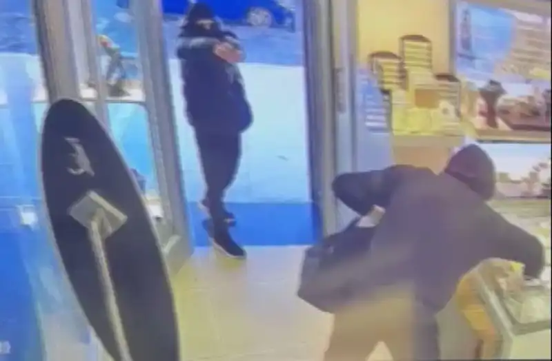 Ümraniye'de Maskeli Soygun Girişimi: Soyguncular Özgüvenle Saldırdı