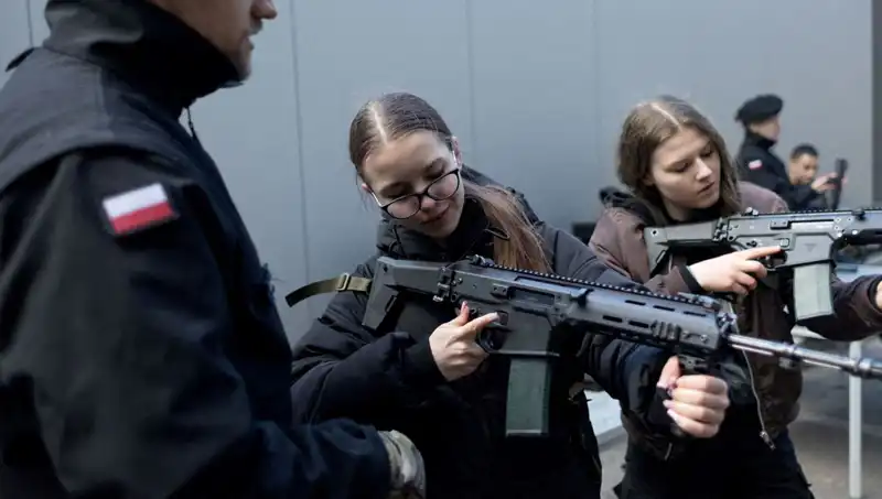 Polonya'da Siviller Askeri Eğitimle Savaşa Hazırlanıyor