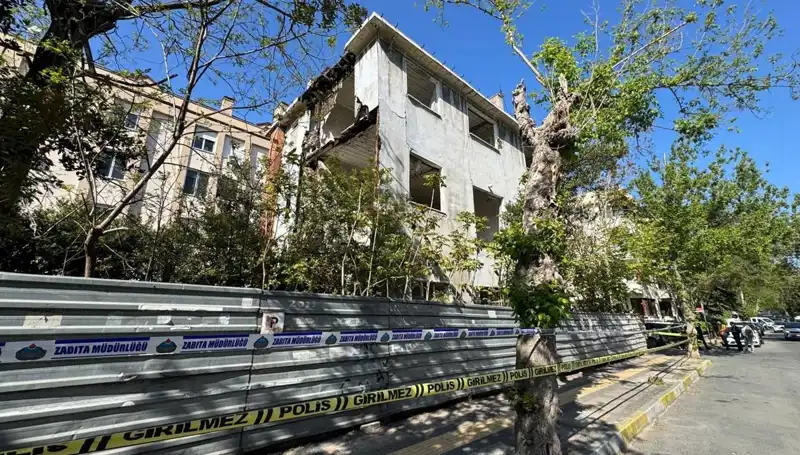Bakırköy'de Kayalar Altında Kalan Metruk Bina Depremde Kısmen Çöktü