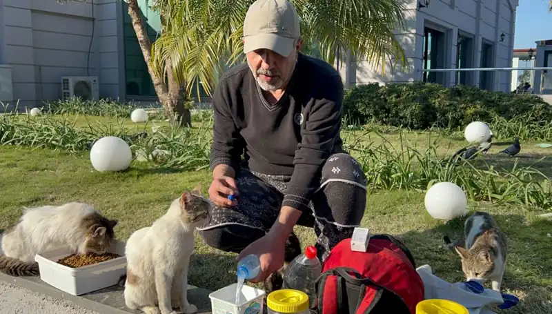 59 Yaşındaki Adamın İlham Verici Günü: 8 Kilometre Yürüyerek Merhamet Yaydı