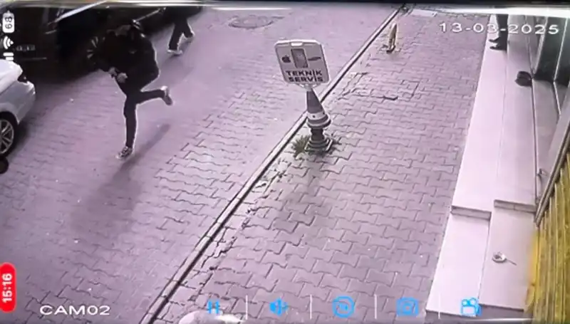 İstanbul'da Silahlı Saldırı: Bacağından Vurulan Genç Korku Dolu Anlar Yaşadı