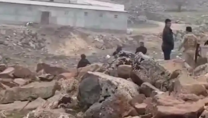Diyarbakır'da Taşlı ve Silahlı Kavga: 3 Kişi Hayatını Kaybetti, Yaralılar Var