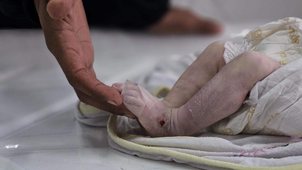 Gazze'deki Aileler, Soğuktan Ölen Çocuklarına Karşı Nöbet Tutuyor